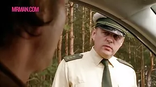 ছোট চুলের স্বর্ণকেশী ...