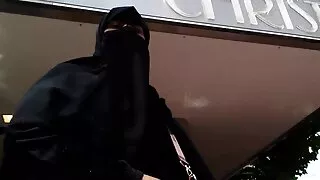 ছোট চুলের কুঁচকানো ব ...