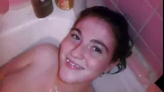 লোভনীয় স্বর্ণকেশী ব ...