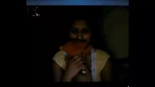 এই ছানাটি বিছানায় দ ...